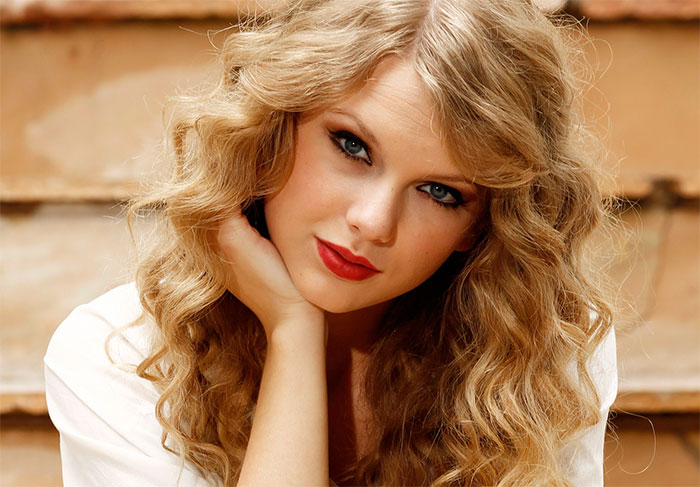 Taylor Swift: A princesinha também teve que lidar com a situação chata de plágio. Todos sabem que Taylor é a grande compositora por trás de suas músicas, mas nem assim ela escapou. O cantor Matt Nathanson a acusou plágio em uma estrofe da canção All Too Well 