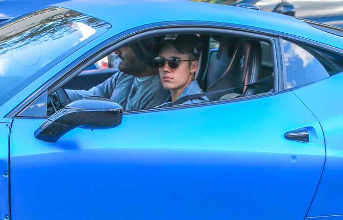 Justin Bieber ostenta dirigindo uma Ferrari azul. Veja!