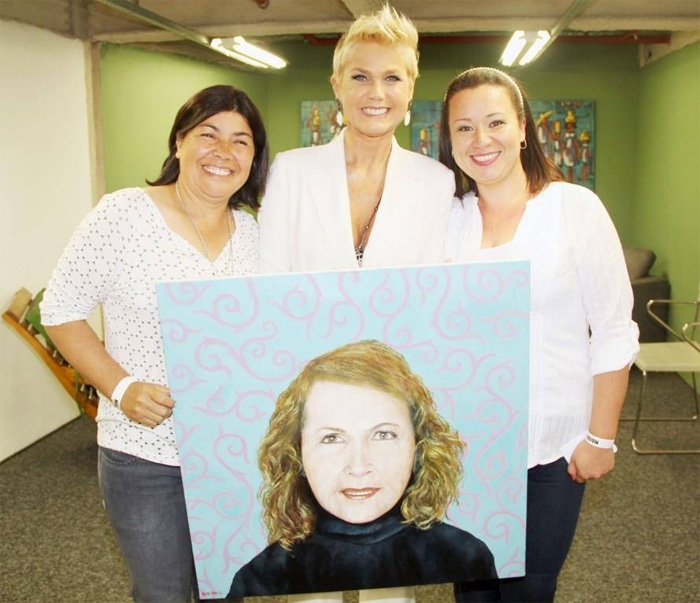 Xuxa se emociona ao receber tela pintada com foto de sua mãe