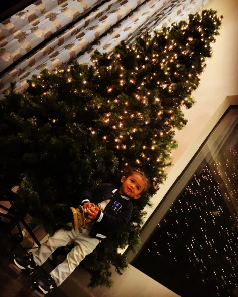 Chris Brown compartilha foto da filha e sua árvore de Natal