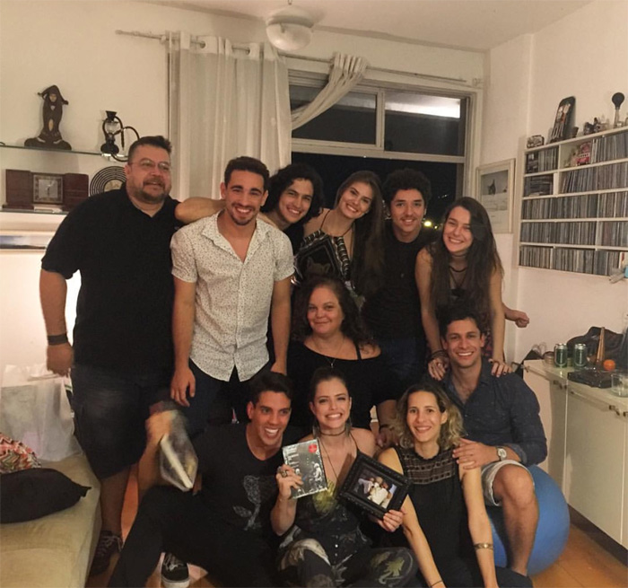 Camila Queiroz e Ágatha Moreira se divertem em festança