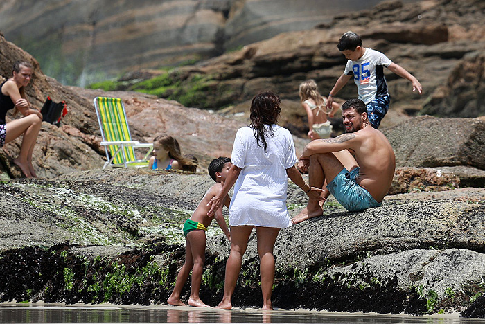 Cauã Reymond bate papo em praia carioca