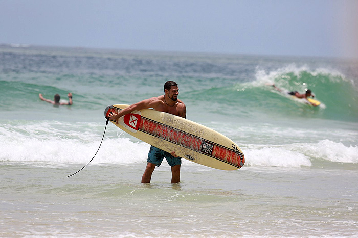 Cauã normalmente aposta no long board para surfar