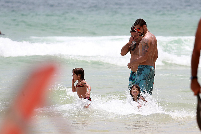 Cauã Reymond com a filha, Sofia, e a amiguinha de sua pequena, que é filha do surfista Eraldo Gueiros, que colocou o papo em dia com o ator