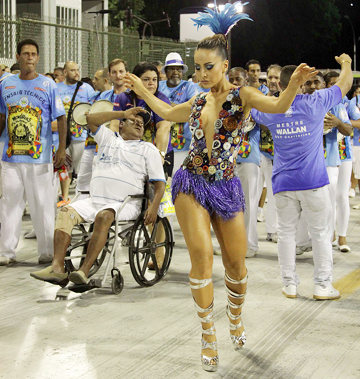 Sabrina Sato manda bem no samba, até debaixo de chuva