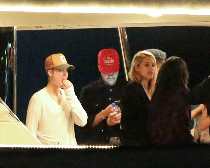 Justin Bieber curte festa em barco rodeado de mulheres