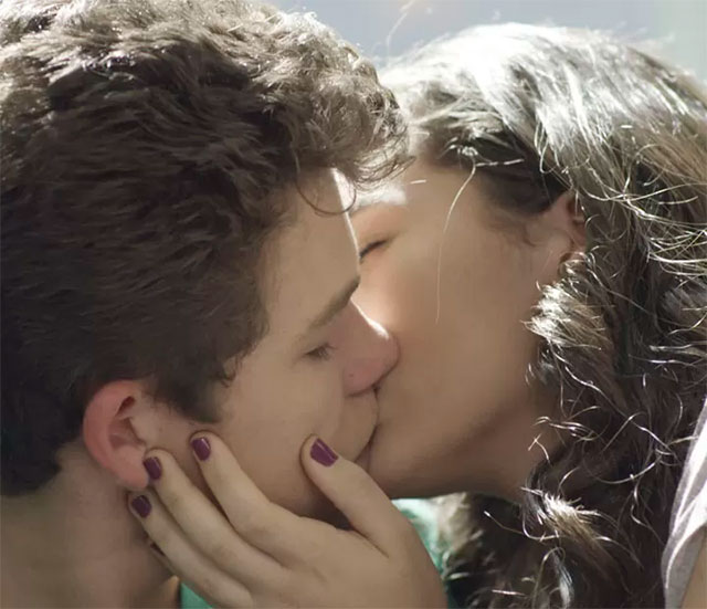 Lívian Aragão dá seu primeiro beijo em cena