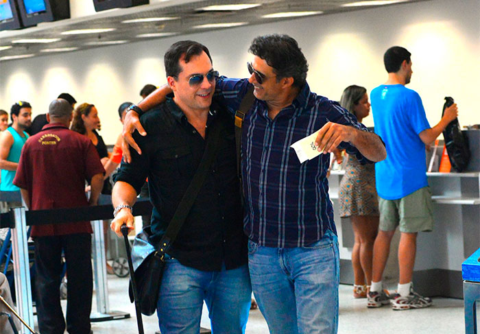 Daniel Boaventura e Marcos Pasquim conversando no aeroporto