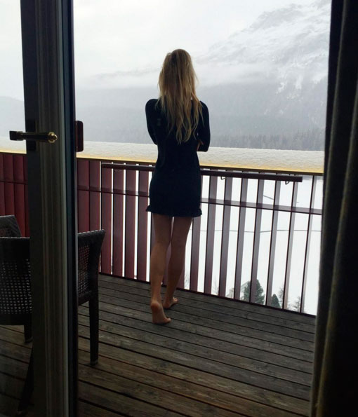 Fiorella Mattheis posa com as pernas de fora na Suíça 