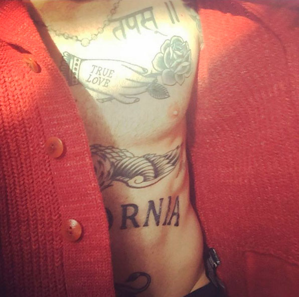 Adam Levine exibe tanquinho e novas tatuagens em foto