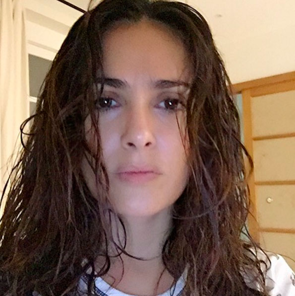 Salma Hayek posta foto de rosto lavado e choca por beleza