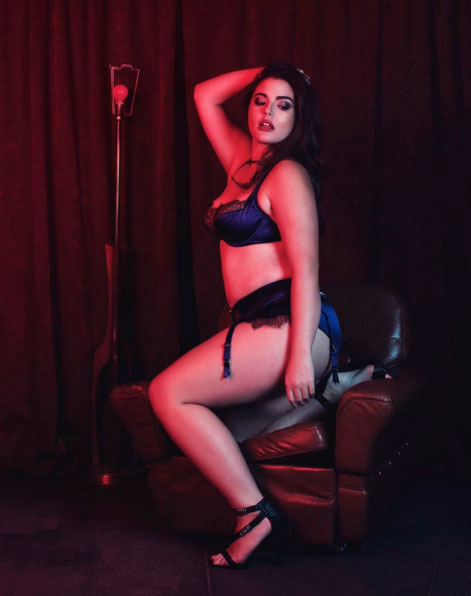 De lingerie, filha de Andy Garcia estrela ensaio plus size