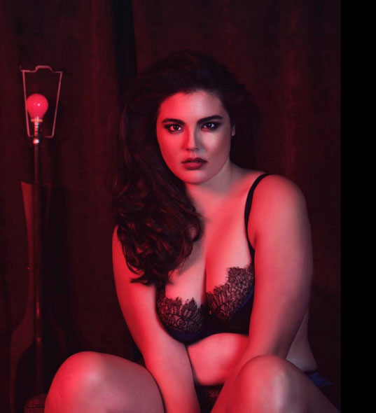 De lingerie, filha de Andy Garcia estrela ensaio plus size