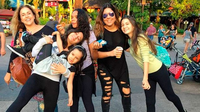 Daniela Mercury curte a Disney com mulher e filhas