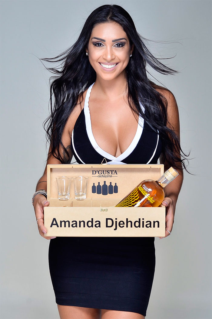  Amanda Djehdian vira garota-propaganda de marca de bebidas