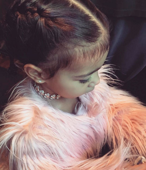 North West aparece toda fashion em foto