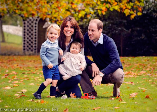 Kate Middleton posa com a família para celebrar o Natal