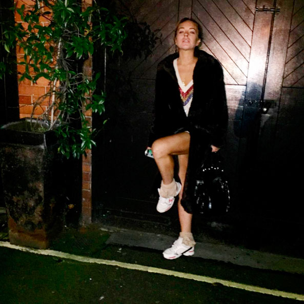 Sem make', Lindsay Lohan posa com as pernas de fora em foto