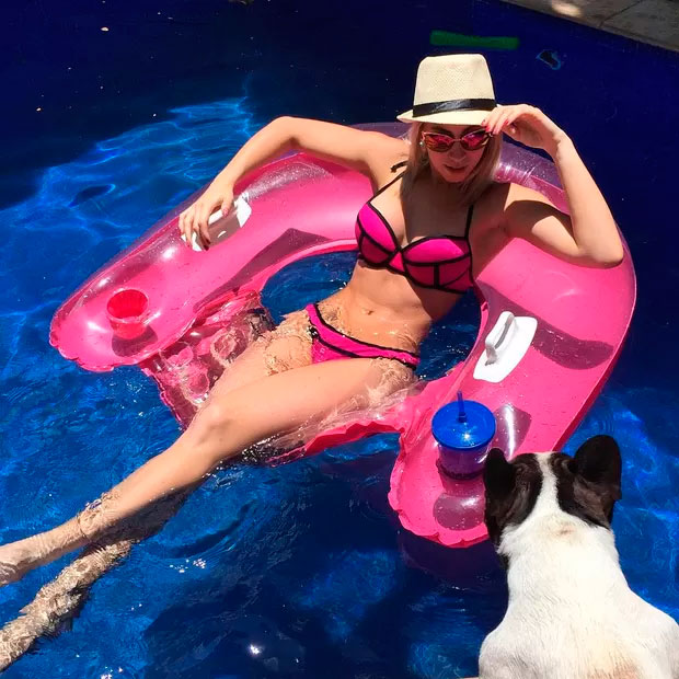Carol Narizinho exibe corpão em dia de piscina