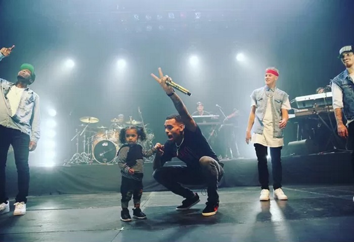 Chris Brown leva filha ao show