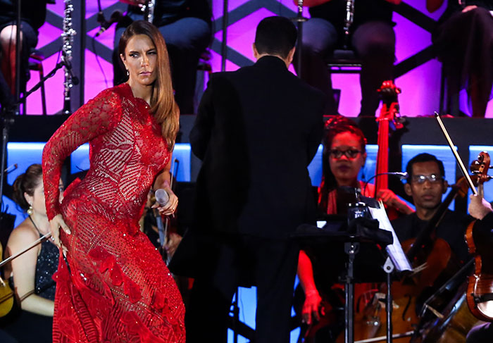 Enquanto soltava a voz, com a orquestra ao fundo, a cantora de Axé aproveitou seu próprio visual para sensualizar e brincar com os fãs, e recebeu várias manifestações de carinho