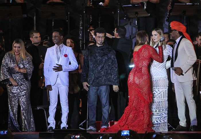 Já no final do evento em prol do Hospital Martagão, todos os artistas presentes se reuniram para interagirem com o público, e Ivete fez questão de aproveitar o momento para agradecer o apoio dos colegas, inclusive o de Claudinha, que recebeu vários carinhos no rosto