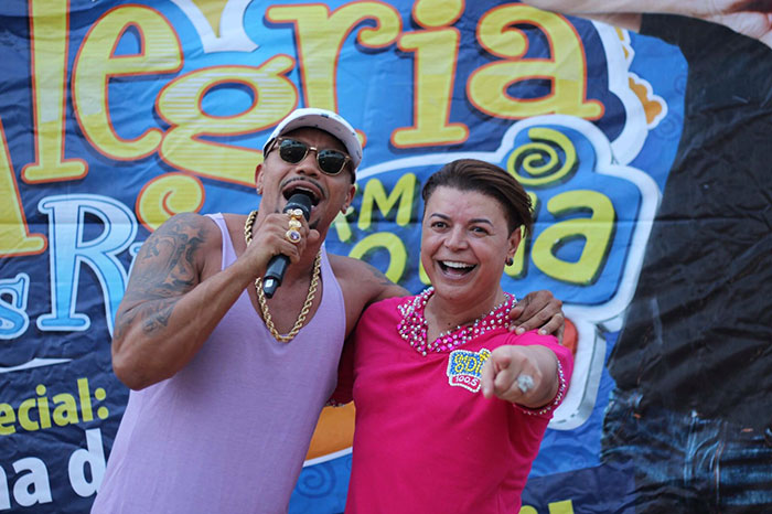 Naldo Benny leva fãs à loucura durante ação social no Rio