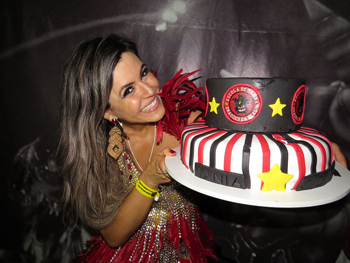 Ex-panicat Tânia Oliveira comemora aniversário no samba