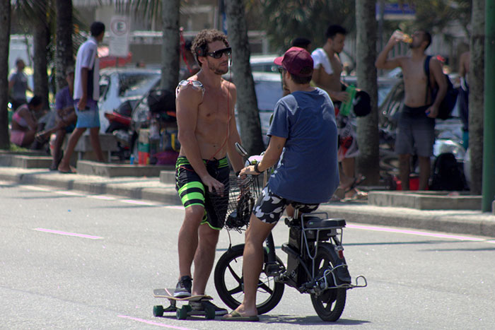 Flávio Canto exibe barriga sarada ao andar de skate no Rio