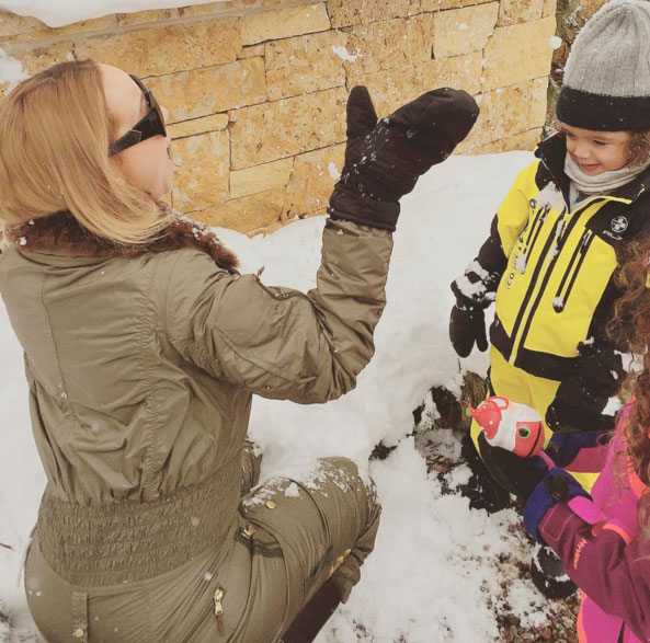 Mariah Carey brinca na neve com os filhos