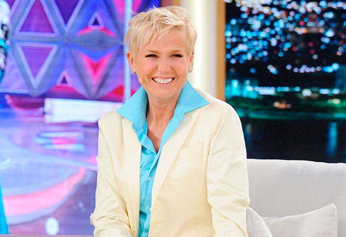 “O que não deixo longe da bolsa, de jeito algum, é meu passaporte e meu cartão de crédito”, Xuxa, apresentadora