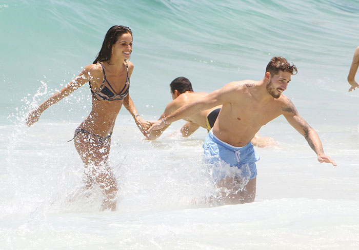 Izabel Goulart e o bonitão Kevin Trapp, jogador alemão, foram nadar no mar de Ipanema, no Rio de Janeiro