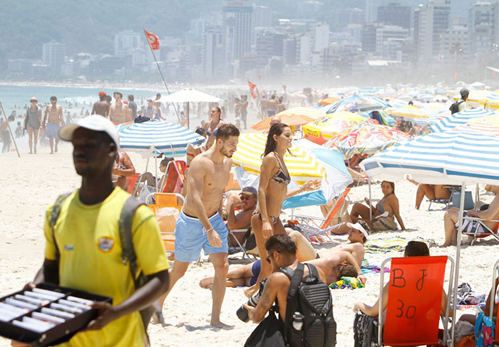 Após o mergulho, eles foram para as areias de Ipanema