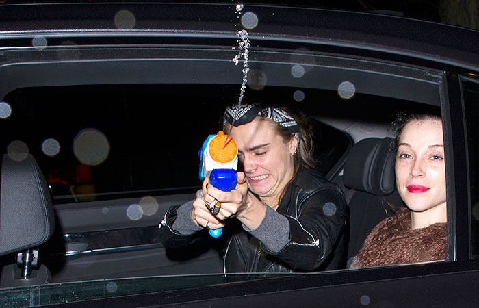 Cara Delevingne ataca paparazzi com pistolas d’água. Veja!