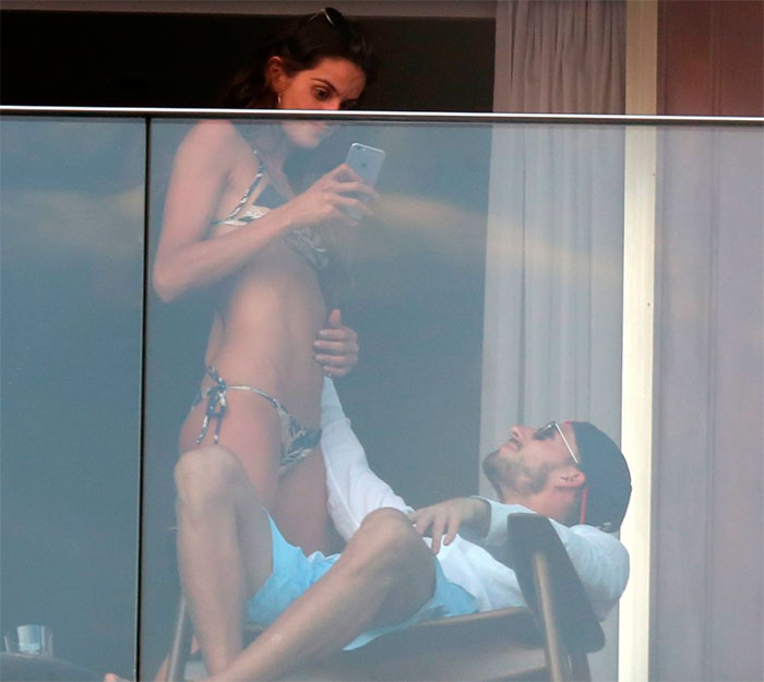 Izabel Goulart faz pose sensual para goleiro alemão