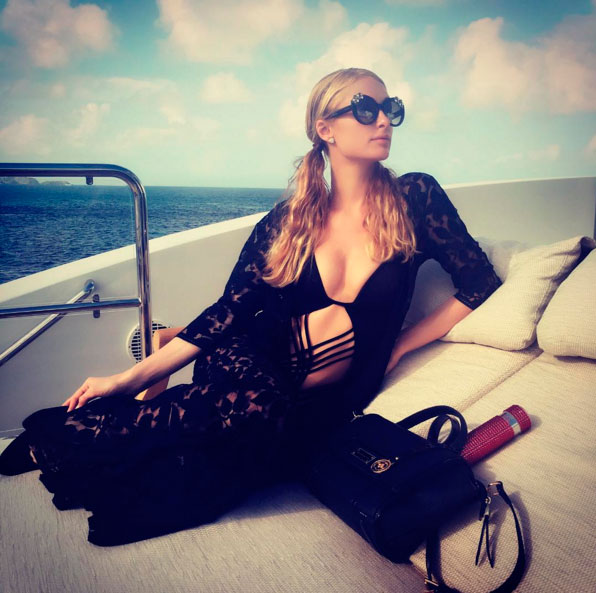 Paris Hilton ostenta o corpão durante férias em St. Barts,