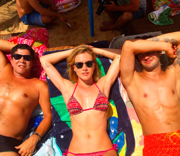 Fiorella Mattheis e Pato mostram boa forma ao tomar sol