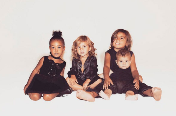 Kim Kardashian relembra seu Natal de 1986 com suas irmãs