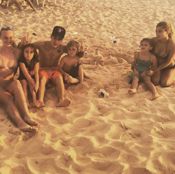 Justin Bieber curte praia com irmãos e loiras misteriosas