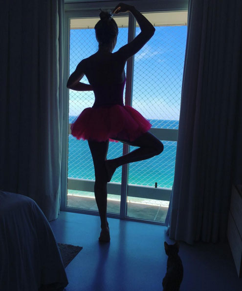 Grazi Massafera posa de bailarina para foto feita pela filha