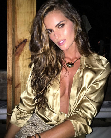 Com decote generoso, Izabel Goulart arrasa em Trancoso