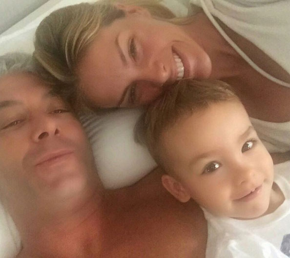 Ana Hickmann posa com filho e marido na cama: 'Bom dia'