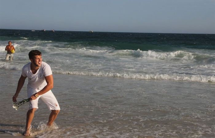 Gabriel Mandergan começa a se despedir de 2015 em praia