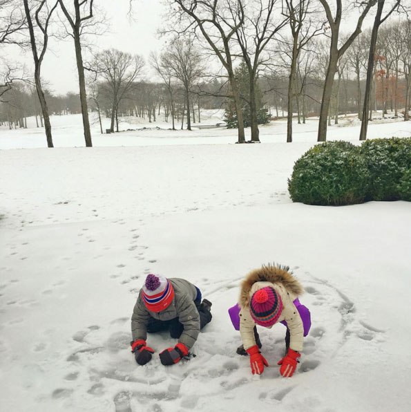 Gisele Bündchen mostra filhos se divertindo com neve. Veja!