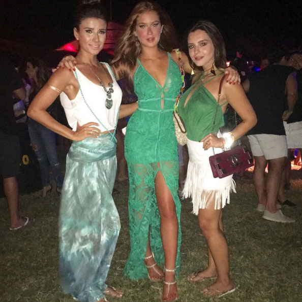 Paula Fernandes esbanja estilo durante festa com atrizes