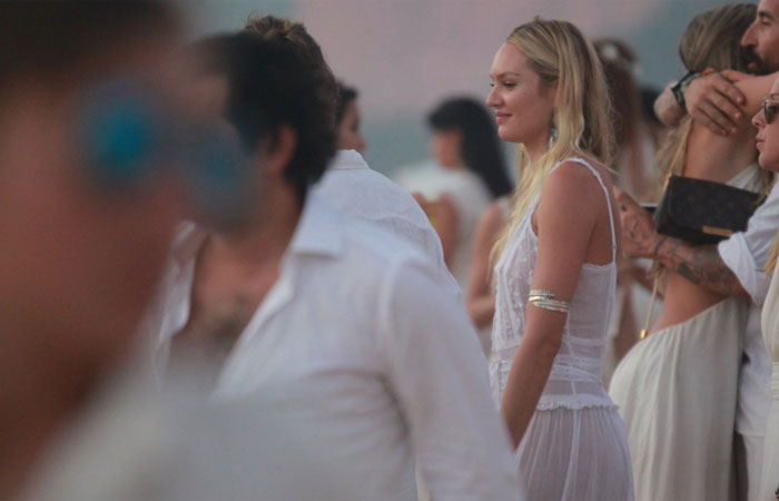 Candice Swanepoel curte nascer do sol em praia na Bahia