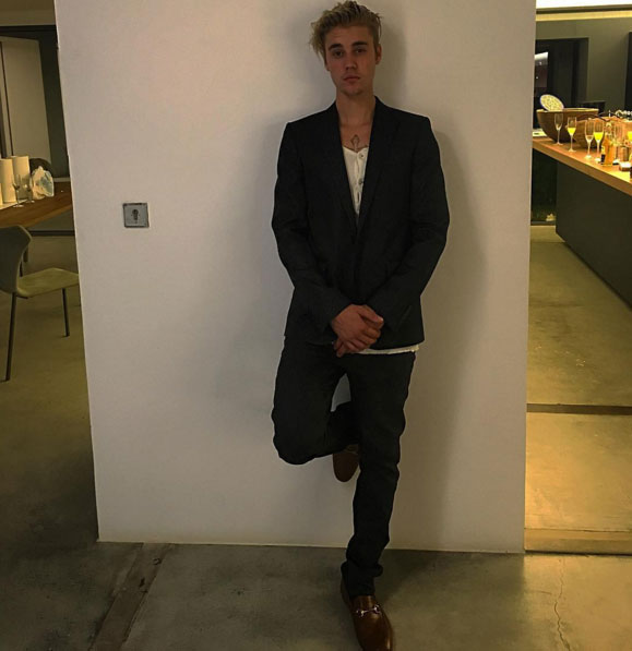 Do contra? Justin Bieber passa Réveillon de terno preto