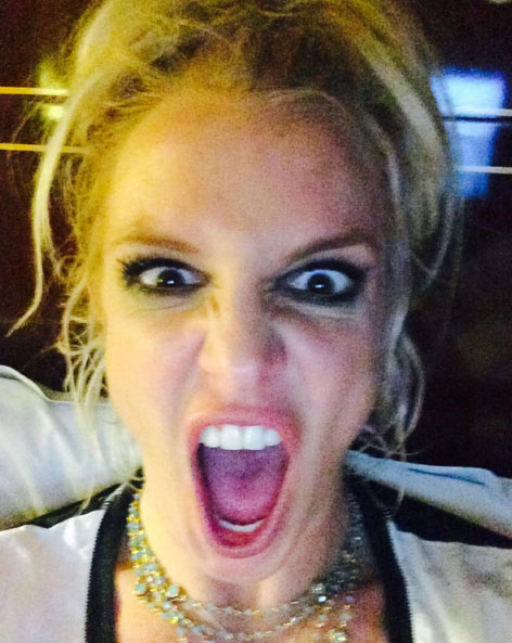  Britney Spears faz careta para comemorar chegada de 2016