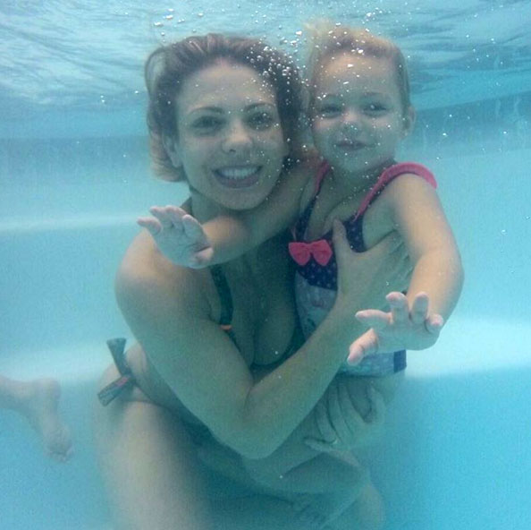 Sheila Mello faz mergulho com a filha e registra momento