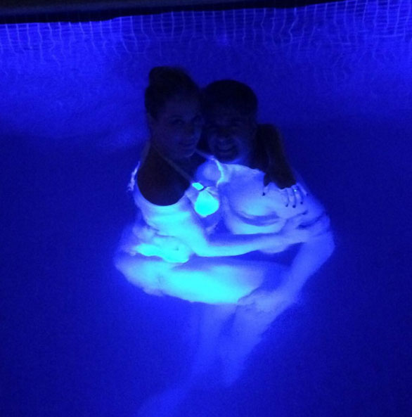 Claudia Raia em clima romântico na piscina, com o marido